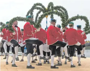  ?? FOTO: FLEMMING ?? Der Schäfflert­anz wird nur alle sieben Jahre aufgeführt. Hier zeigen Tänzer „die große Krone“.