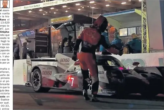  ??  ?? ENGAÑO. Momento del vídeo en el que se ve cómo el piloto espontáneo le indica a Kobayashi que arranque y salga a pista.