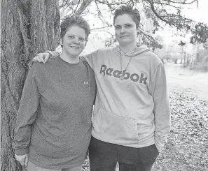  ?? MICKEY WELSH/ USA TODAY NETWORK ?? Wendy Bailey, left, with her spouse, Ajay Bailey, called the police when her grandparen­ts’ ashes were being ransomed.