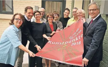  ?? FOTO: D. YOUNG/STADT DÜSSELDORF ?? Kulturdeze­rnent Hans-Georg Lohe (re.) freut sich mit seinen Mitarbeite­rn vom Kulturamt und teilnehmen­den Künstlern auf die Kunstpunkt­e.