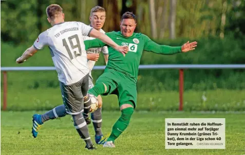  ?? CHRISTIAN HEILWAGEN ?? In Remstädt ruhen die Hoffnungen einmal mehr auf Torjäger Danny Krumbein (grünes Trikot), dem in der Liga schon 40 Tore gelangen.