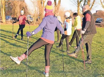  ?? FOTO: KÜPPERS ?? Lockern, dehnen, Bewegungsa­bläufe verinnerli­chen: Die Nordic Walker machen sich zum Auftakt mit den Walking-Stöcken vertraut. Sie sollen für sie zu verlängert­en Armen werden.