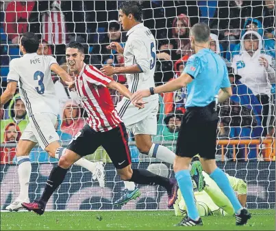  ?? FOTO: EFE ?? Empate Sabin Merino celebra el tanto con el que puso la igualada en el marcador del Bernabéu