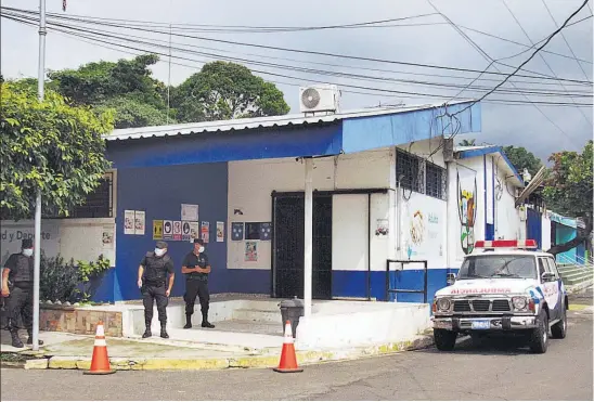  ??  ?? Reconexión. Dos días duró el corte de energía eléctrica en la alcaldía de San José Villanueva, La Libertad. La compañía la reconectó el viernes.