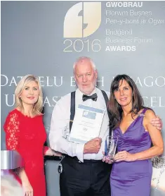  ??  ?? Busnes Gweithgynh­yrchu y Flwyddyn/Manufactur­ing Business of the Year: Sian Lloyd, Malcolm Pearce, Customised Sheet Metal Ltd and Alison Hoy, Berry Smith Lawyers