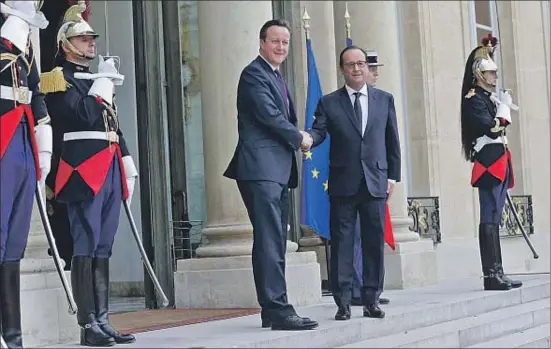  ?? PHILIPPE WOJAZER / REUTERS ?? El presidente francés Hollande ha dicho a Cameron que el Reino Unido no puede esperar un trato de favor en las negociacio­nes