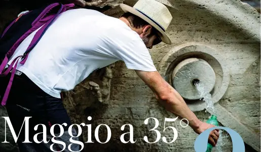  ?? (Ansa / Angelo Carconi) ?? Refrigerio
Un uomo fa scorta d’acqua fresca nella fontana di piazza del Popolo, a Roma. Questo maggio anomalo non è ancora finito: per il prossimo fine settimana sono previste temperatur­e ancora più alte in tutta Italia