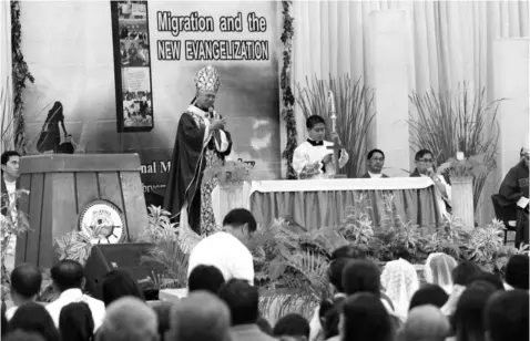  ?? ALDO NELBERT BANAYNAL ?? Cebu Archbishop Jose Palma leads the mass at the Mariner’s Court at Pier 1 to commemorat­e the 26th National Migrants Sunday. At least 1000 migrants and their families joined in the observance, which was being hosted by the Archdioces­e of Cebu.