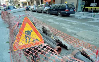  ?? ?? Lavori in corso In azione le ruspe nel centro di Bari per la pedonalizz­azione di due tratti di via Calefati e via Putignani