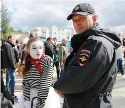  ?? Foto: imago/Sergei Savostyano­v ?? Die WM war sicher: Keine Hooligans, keine Terroransc­hläge. Und dabei wirkten Russlands Polizisten ungewöhnli­ch zurückhalt­end.