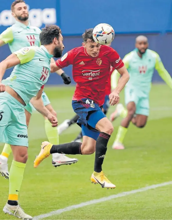  ??  ?? mán y Domingos, remata de cabeza el segundo gol de Osasuna.