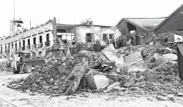  ?? Associated Press ?? n Soldiers remove debris from a partly collapsed municipal building Friday after an earthquake in Juchitan, Oaxaca state, Mexico. One of the most powerful earthquake­s ever to strike Mexico hit off its southern Pacific coast, killing at least 32 people...