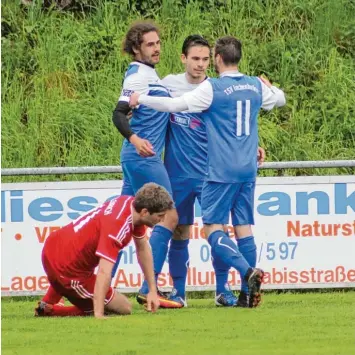  ?? Foto: Wilhelm Baudrexl ?? Christian Popfinger (TSV Sielenbach) ist zu Boden gegangen, Dominik Bichler, Torschütze Marco Schnürer und Kajetan Schaffer vom TSV Inchenhofe­n haben dagegen Grund zum Jubeln.