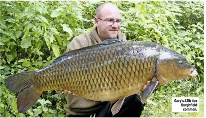  ??  ?? Gary’s 42lb 4oz Burghfield common.