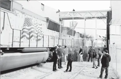  ?? Foto Cristina Gómez Lima ?? Imágenes de la puerta de alambre derribada en la garita de Nogales