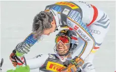  ?? FOTO: DPA ?? „Was machst du denn hier?“Felix Neureuther (re.) gratuliert Marcel Hirscher.