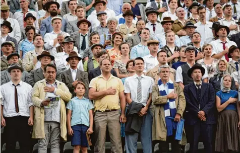  ??  ?? In diesen Tagen wird das Rosenausta­dion zum Wembley Stadion von 1956. Dort wird für den Kinofilm über den deutschen Torwart Bert Trautmann gedreht. An die 300 Kom parsen aus Augsburg und der Region wurden für den Film gecastet – und, wie man sieht,...