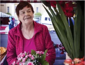  ?? FOTO: CATA PORTIN ?? Sirpa Kankare säljer blommor på torget ochsäger sig tänka på terrordåde­t så gott som dagligen. Nu känner hon oro inför demonstrat­ionerna i morgon.