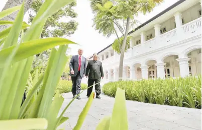  ??  ?? GAMBAR
fail 12 Jun lalu menunjukka­n Trump dan Kim berjalan beriringan sebelum mesyuarat makan tengah hari bersama di Hotel Capella, Pulau Sentosa, Singapura. — Gambar Reuters