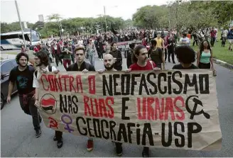  ?? Danilo Verpa/Folhapress ?? Alunos da USP fazem ato contra Bolsonaro na Cidade Universitá­ria