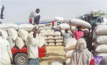  ??  ?? Loading of grains in a market in Soba, Kaduna State