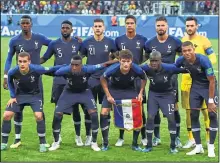  ??  ?? France's squad (L) and Croatia's squad in Sochi