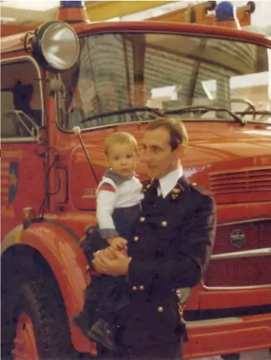  ?? FOTO RR ?? De jonge Herman huysman met zijn zoon in de oude brandweerk­azerne.