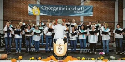  ?? Fotos: Peter Maier ?? Als perfekter Gastgeber machte die Chorgemein­schaft Burgheim auch den diesjährig­en Bunten Abend zu einem musikalisc­hen Höhepunkt in der Marktgemei­nde. Der Konzertabe­nd fand heuer zum siebten Mal statt.
