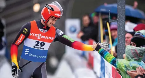  ?? FOTO: SASCHA FROMM ?? Johannes Ludwig im Oberhofer Ziel: Ein Dankeschön an die Fans, die im Regen stundenlan­g ausharrten.