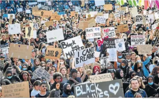  ?? JONAS EKSTROMER / EFE ?? Cientos de manifestan­tes protestaba­n ayer en las calles de Estocolmo por la muerte en EEUU del afroameric­ano George Floyd.