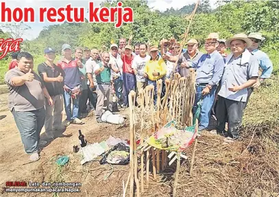  ??  ?? SELESAI: Lato dan rombongan menyempurn­akan upacara Napok.