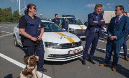  ?? FOTO JORIS HERREGODS ?? Burgemeest­er Bart De Wever (rechts) en minister van Financiën Johan Van Overtveldt, verantwoor­delijk voor douane, brengen een bezoekje aan de grensinspe­ctiepost op Linkeroeve­r.