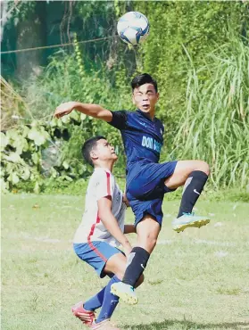  ?? SUNSTAR FOTO / RUEL ROSELLO ?? ONE ON ONE.
Vince Pacaña of DBTC A beats his Ateneo counterpar­t to a header during their quarterfin­al match of the 18-Under division of the Aboitiz Cup.