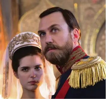  ??  ?? Lars Eidinger als Zar Nikolaus II. im umstritten­en Film „Matilda“– in der Titelrolle Michalina Olszanska.