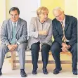  ??  ?? Mit Kanzlerin Merkel und Ministerpr­äsident Rüttgers 2008 in einer Kita.