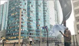  ?? REUTERS ?? Windows of the One Harbourfro­nt office tower in Hong Kong are damaged by the typhoon.