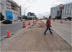  ??  ?? LOS TRABAJOS frente al Hospital de la Mujer