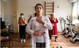  ?? ?? Nurse Aidai Temiraly Kyzy does breathing exercises with female COPD patients