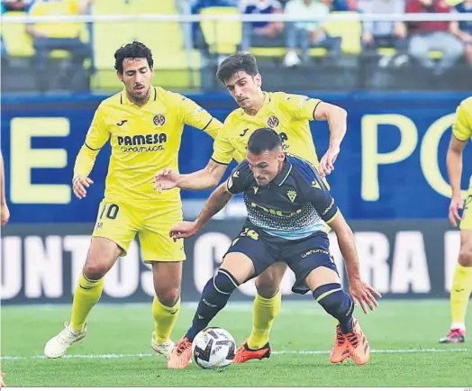  ?? EFE ?? Fede San Emeterio progete el balón ante Parejo y Gerard Moreno en el Villarreal-cádiz de la pasada temporada.