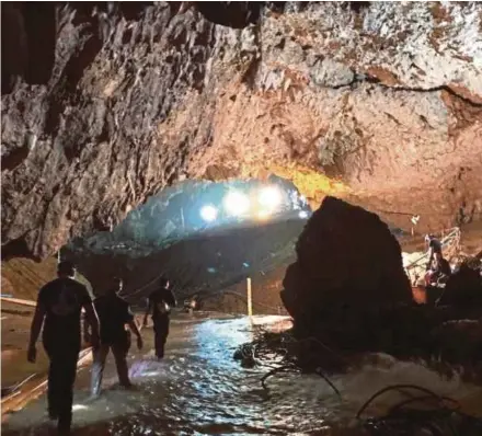  ?? REUTERS PIC ?? Rescue personnel walking in a cave at the Tham Luang cave complex during a mission to evacuate the remaining members of a football team trapped inside in Chiang Rai on Monday.