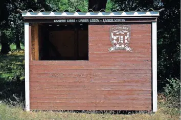  ?? FOTO: WOLF/DPA ?? „Unsere Liebe – Unser Leben – Unser Verein“steht auf dieser Hütte des Fußballver­eins FC Ostelbien Dornburg. Doch so friedlich geht es in dem Klub nicht zu.