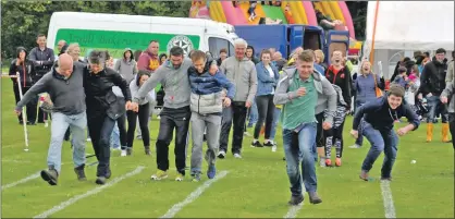  ?? 20_c20highlan­dgames18 ?? Campbell O’May makes a mad dash for the finish line after breaking free from his partner in last year’s three-legged race.