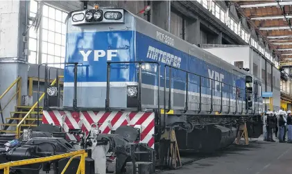  ??  ?? El tren Norpatagón­ico entre Bahía y Vaca Muerta contribuir­á a diversific­ar cargas en el sistema portuario local.