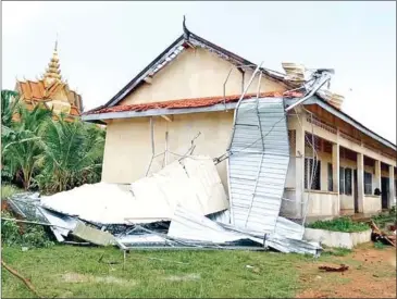  ?? FB ?? Strong winds destroyed a school in Banteay Meas district of Kampot province on Friday.