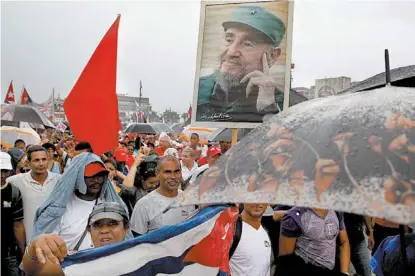  ??  ?? En La Habana la lluvia sorprendió a representa­ntes de más de 70 países.