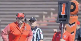  ?? ROBERTO E. ROSALES/JOURNAL ?? UNM offensive coordinato­r Calvin Magee, left, is all smiles from the sidelines while watching the Lobos on Saturday afternoon at Dreamstyle Stadium.