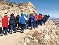  ??  ?? Fieles cumplieron la tradición de escalar a la cima del monte