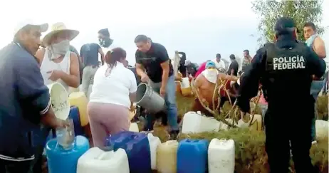  ??  ?? En un video en poder de EL UNIVERSAL, se observa cómo policías federales y soldados intentaron convencer a los pobladores de Tlahuelilp­an para que se retiraran, ante el riesgo de que el lugar explotara. Sin embargo, la actitud de la gente no cambió y continuaro­n la extracción de gasolina.