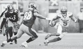  ?? RON SCHWANE THE ASSOCIATED PRESS ?? Browns quarterbac­k Tyrod Taylor, right, scrambles against Pittsburgh Steelers linebacker Vince Williams on Sunday in Cleveland. The teams tied 21-21.