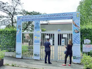  ??  ?? Cancello sbarrato
Le piscine Santini ancora chiuse, anche se non tutti sembrano saperlo. Ma il gestore assicura che la riapertura è vicina